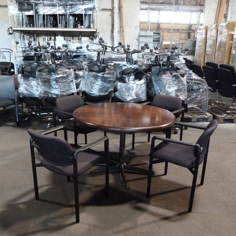 brauer, runder Besprechungstisch mit 4 Stühlen