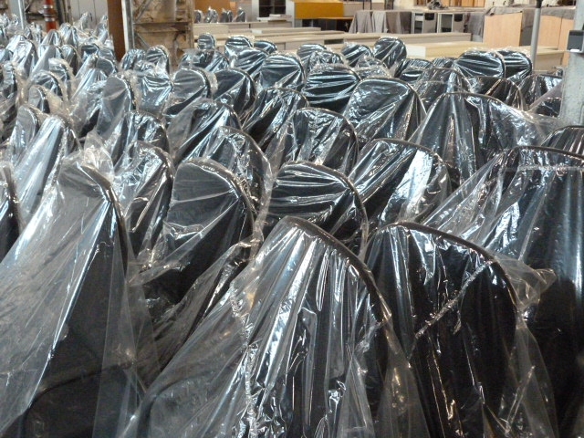 viele Bürodrehstühle mit Schutzfolie