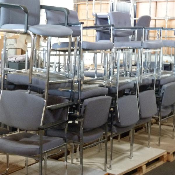 große Menge von Besucherstühlen
