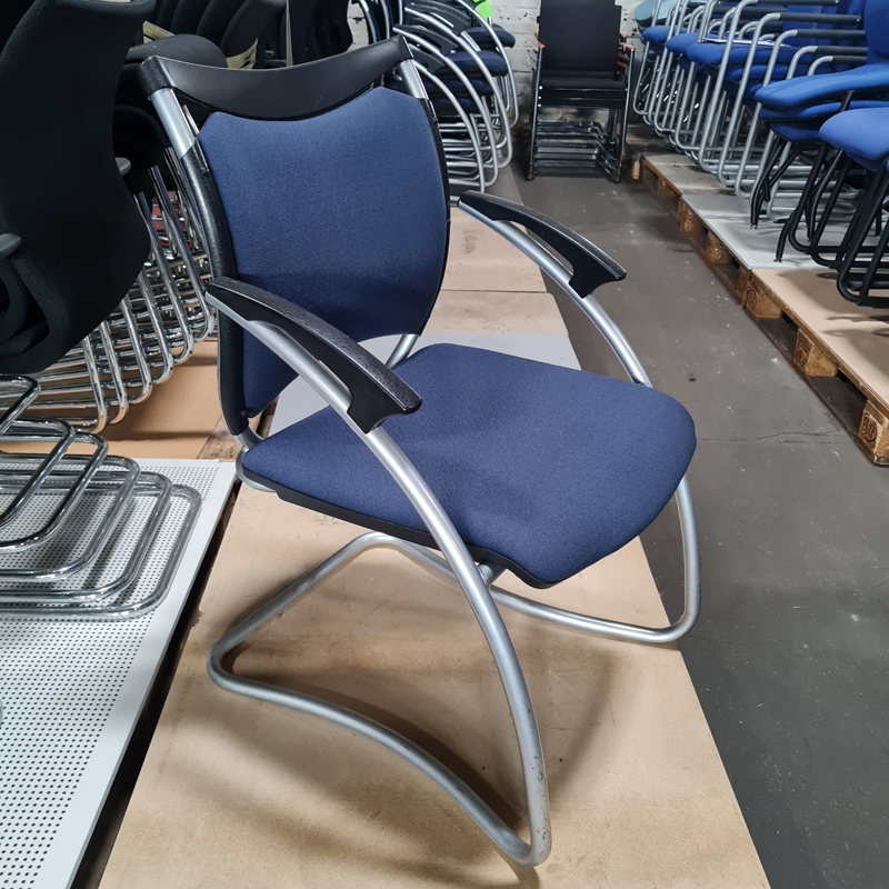 blauer Freischwinger mit schwarzen Akzenten