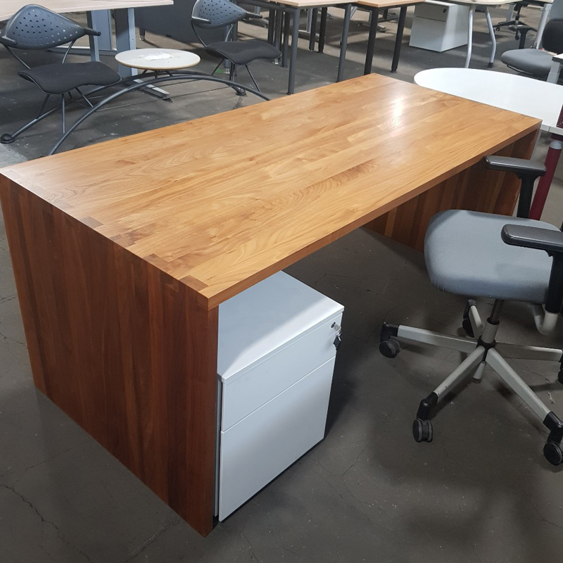 Chefschreibtisch in Echtholzfurnier