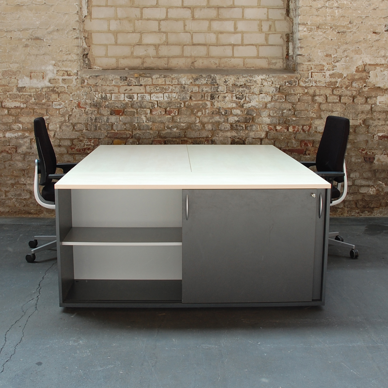 2 Schreibtische mit Stühlen und einem Sideboard