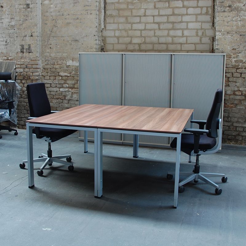 Doppelarbeitsplatz mit Schrank und zwei Bürodrehstühlen