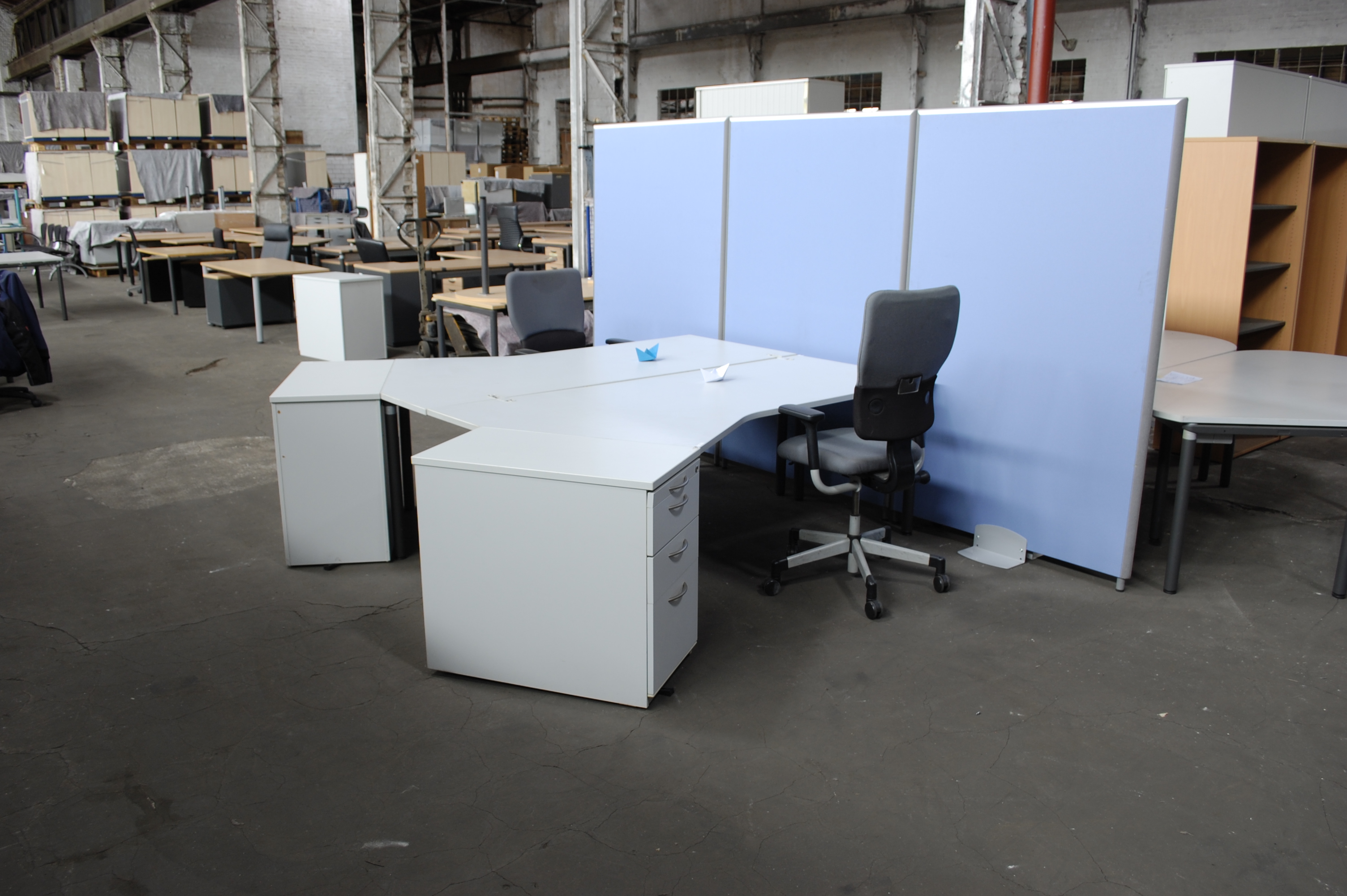 zwei Freiformschreibtische mit Stühlen