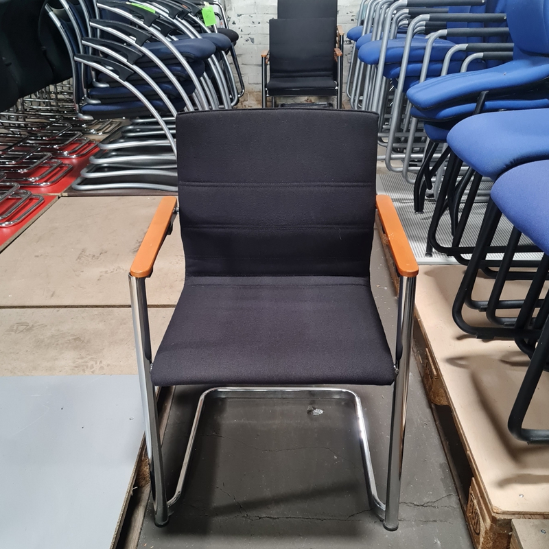 Freischwinger mit Holzarmlehnen