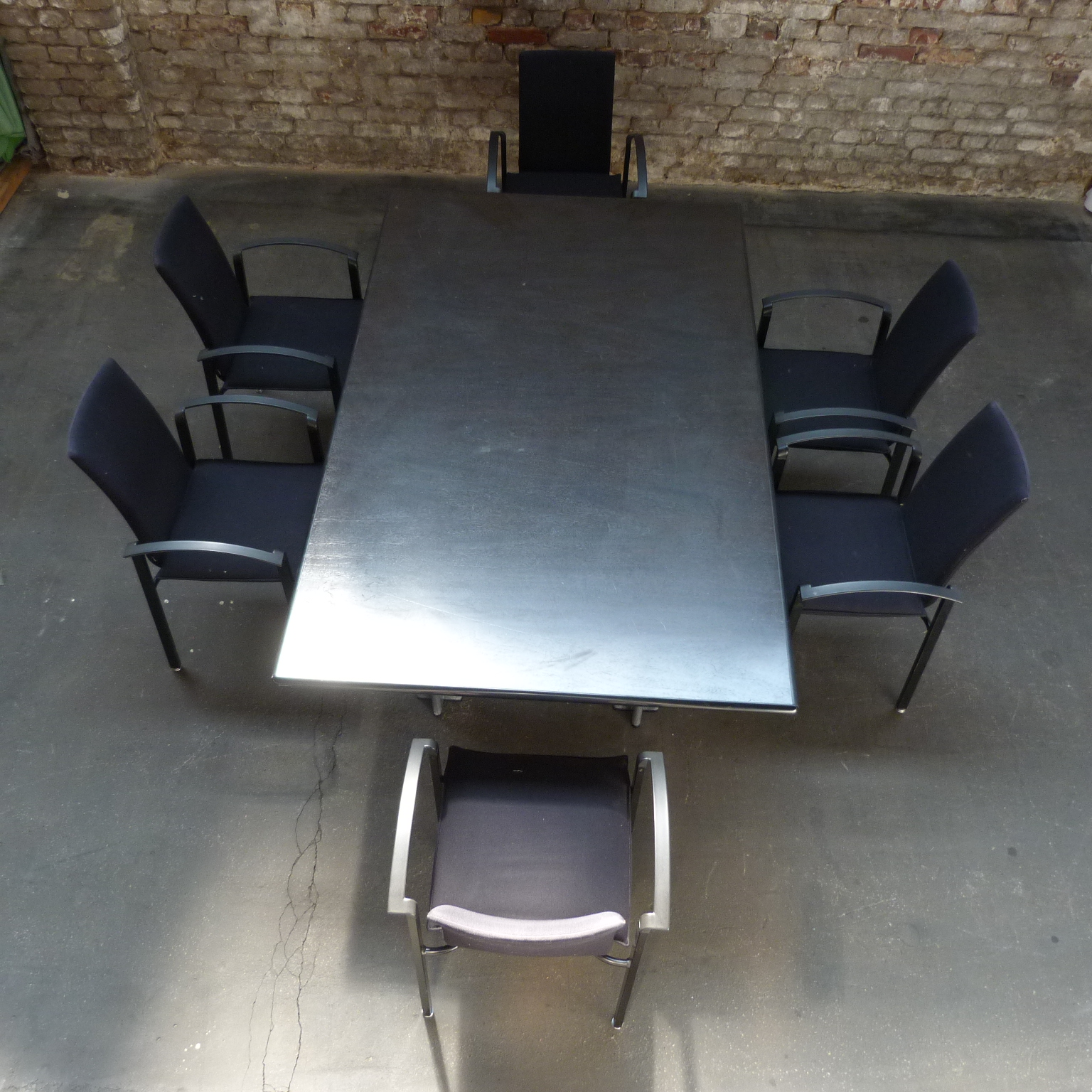 großer schwarzer Konferenztisch