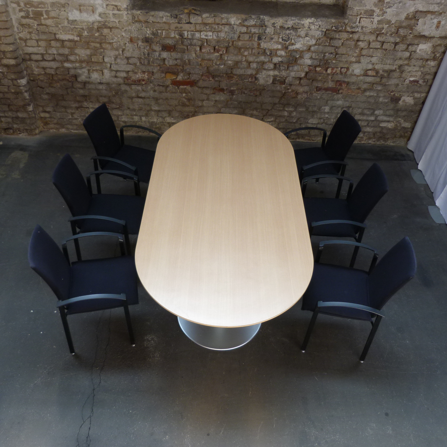 großer ovaler Konferenztisch