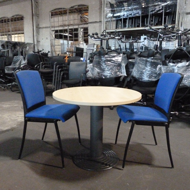 Kleiner Besprechungstisch mit zwei blauen Stühlen