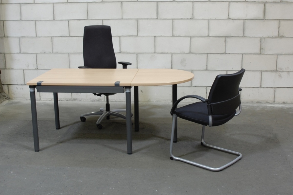 kleiner Schreibtisch mit Besprechungsanbau