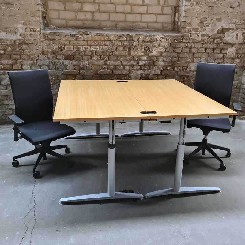 Zwei Schreibtische mit Bürodrehstühlen