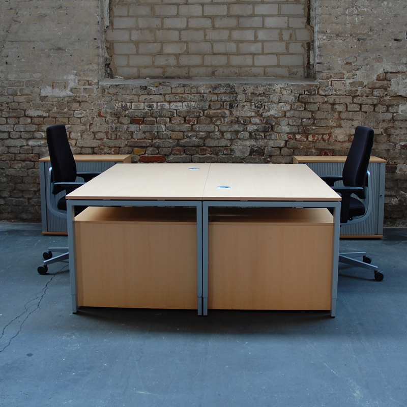 zwei Schreibtische mit Bürodrehstühlen