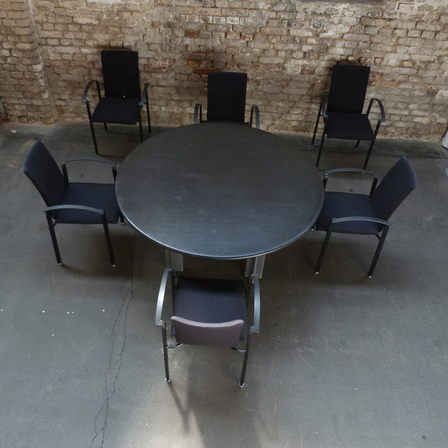 Ovaler Konferenztisch mit Besprechungsstühlen