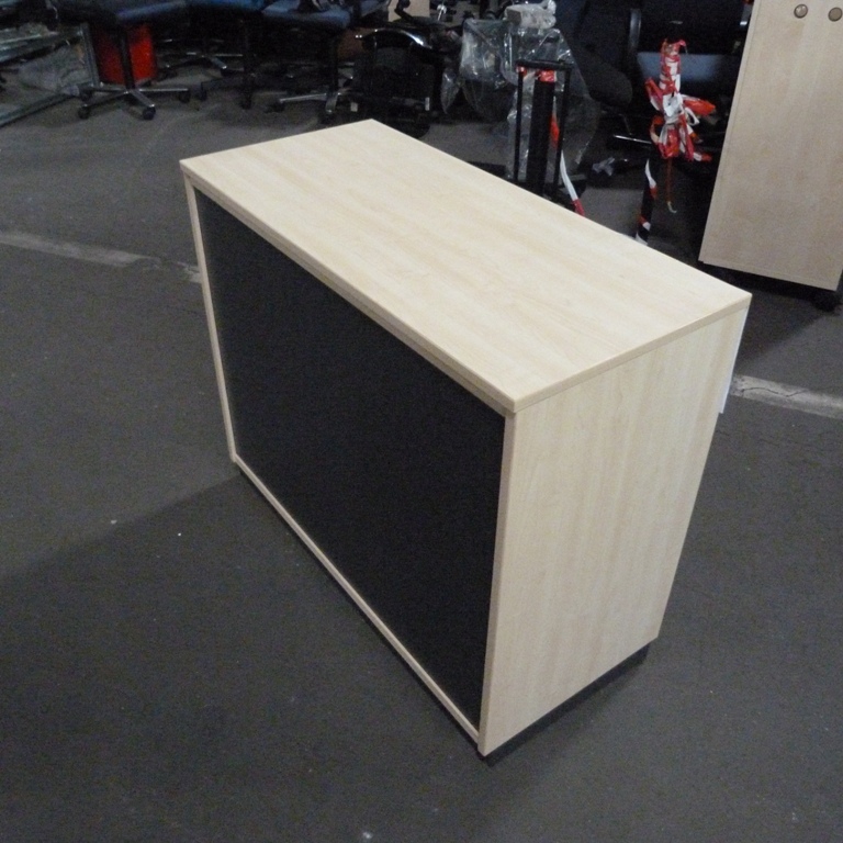 Sideboard Ahorn mit anthrazitfarbenen Schiebetüren