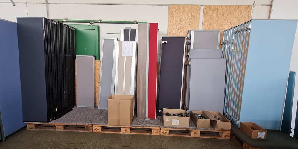 verschiedene Trennwände für Schreibtische